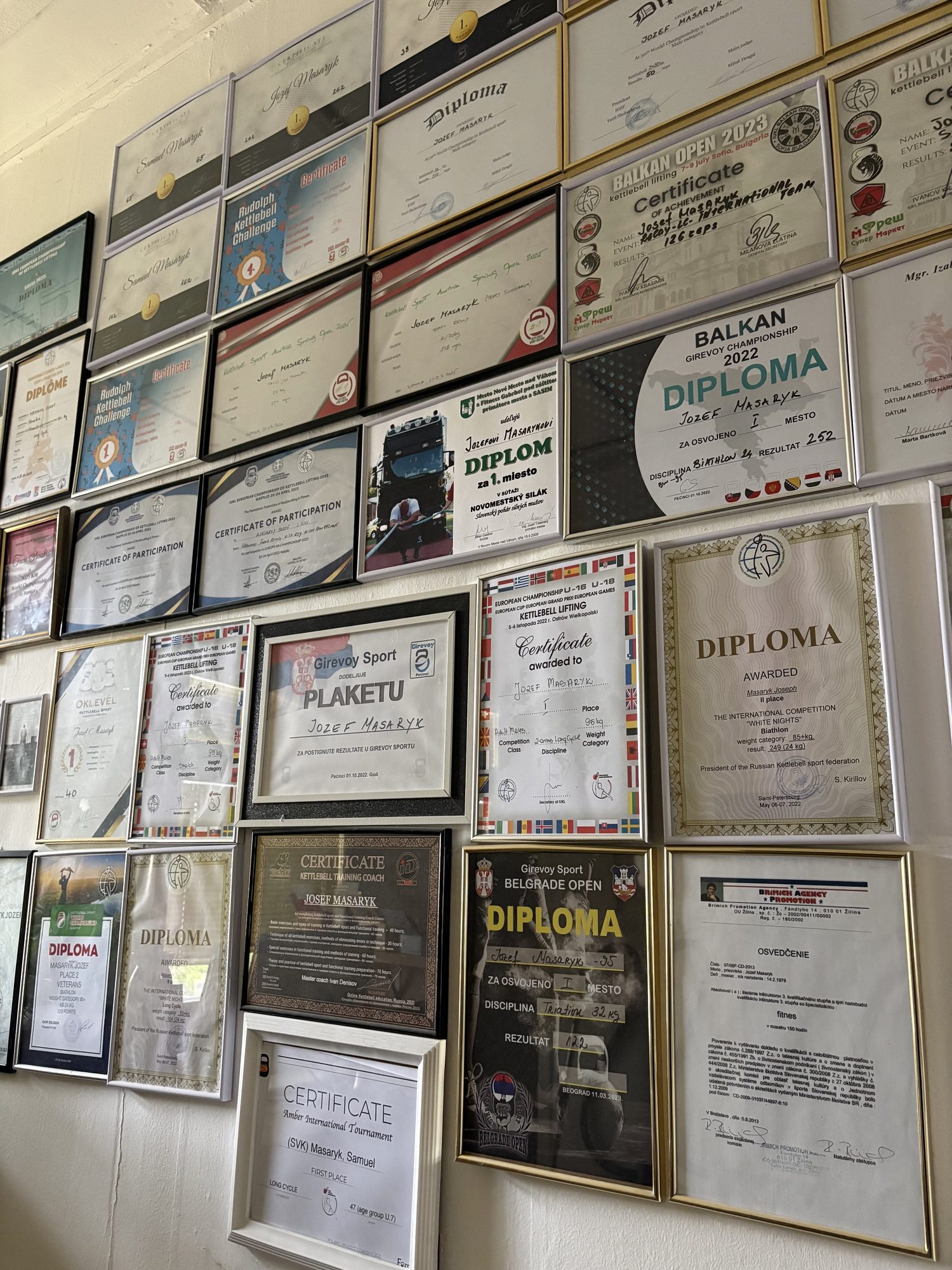 Diplomy Jozefa Masaryka na stene fitka ACTIVE GYM Levice