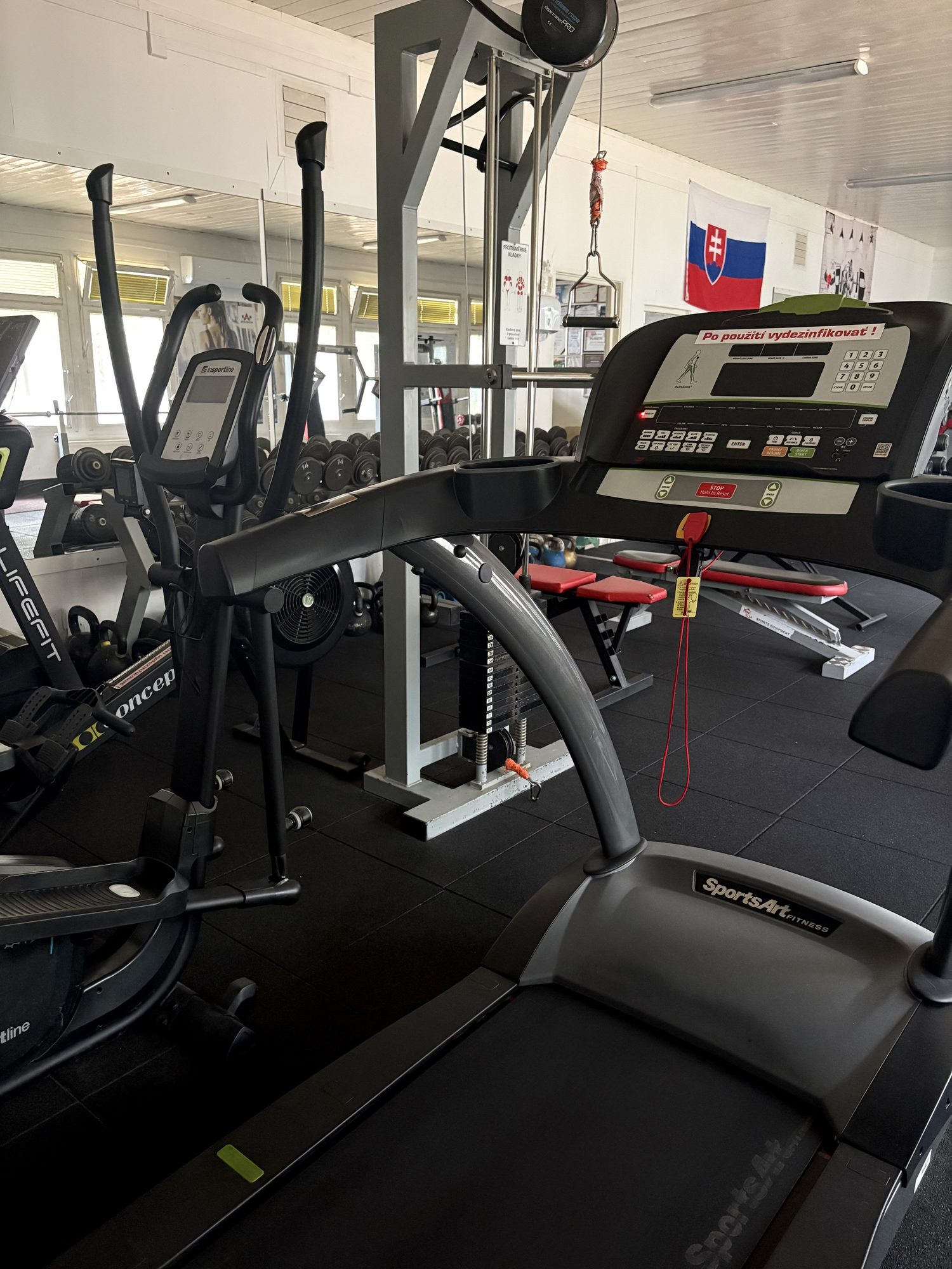 Bežecký pás v kardio zóne fitka ACTIVE GYM Levice