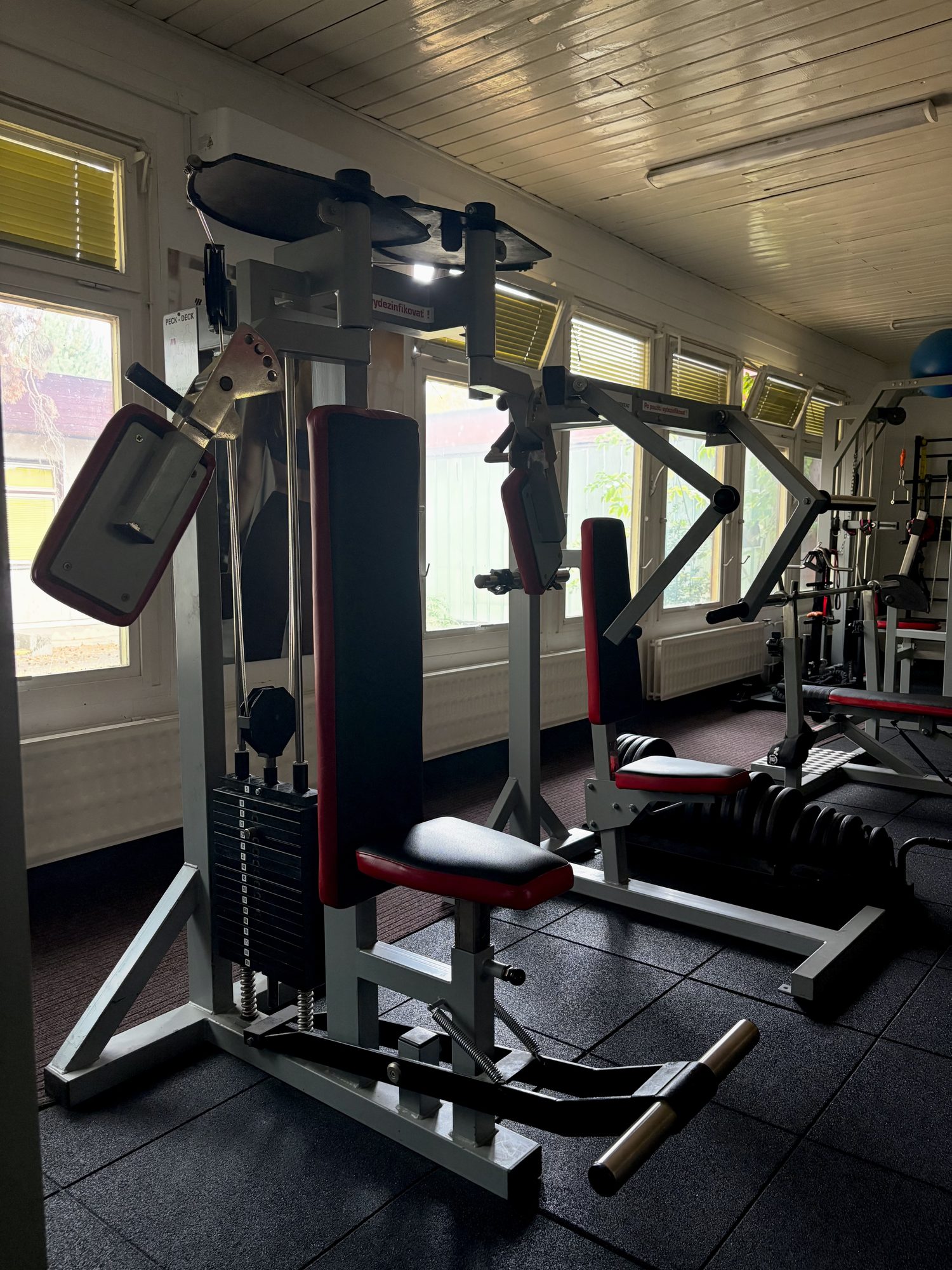 Posilňovací stroj vo fitku ACTIVE GYM Levice